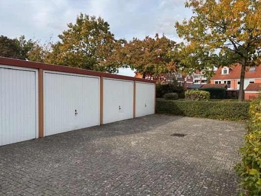 Zufahrt und Garagenhof