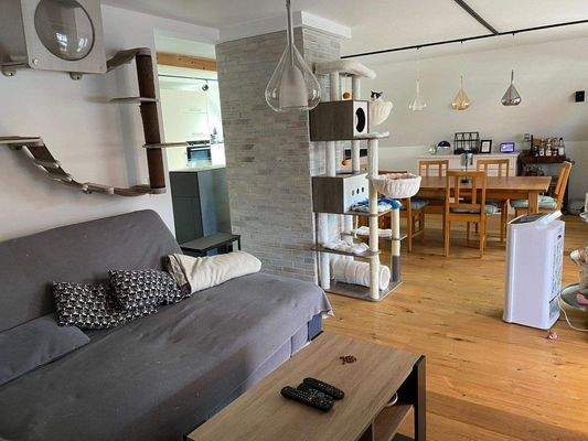 Vom Wohnraum blickend zur Essecke und Küche DG