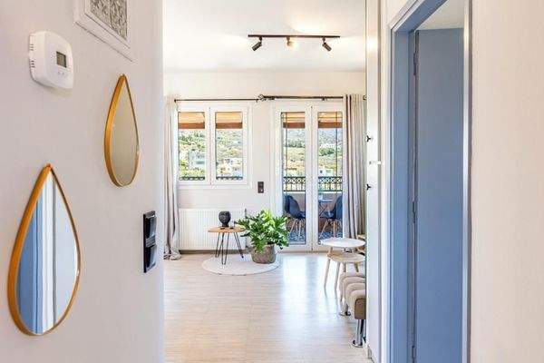 Ligaria: Villa mit drei Wohnungen und Pool zu verkaufen