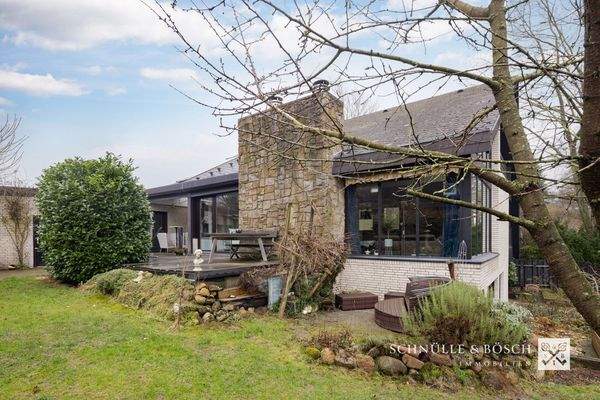 Der Garten bietet viele weitere kleinen Sitzmöglichkeiten