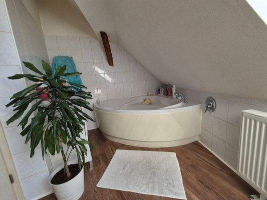2. Wohnung - DG: Bad mit Wanne