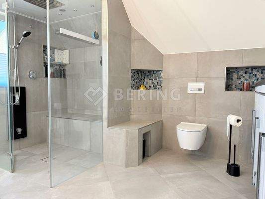 Sehr hochwertig ausgestattet