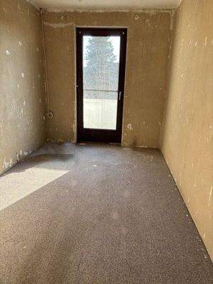 Zimmer 2, 1.OG mit Zugang zum Balkon (dort sind die Tapeten entfernt)