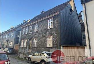 Seitliche Ansicht von der Straße