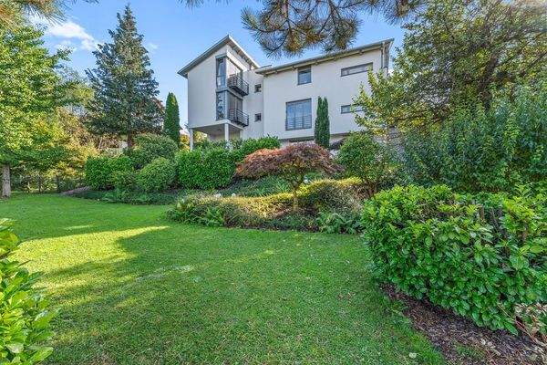 Weitläufiger Hanggarten