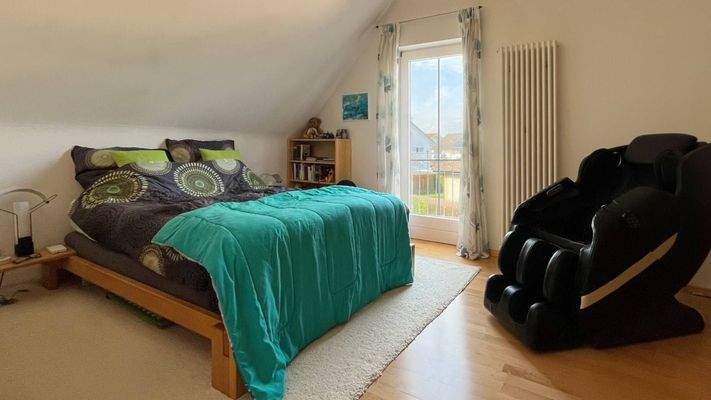 Die Dachschrägen sorgen für Gemütlichkeit im Schlafzimmer