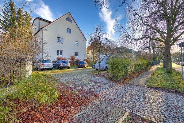 Hausansicht - Parkplatz