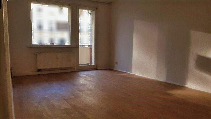 Wohnbereich mit Balkonzugang (Foto vor Neuvermietung 2020)