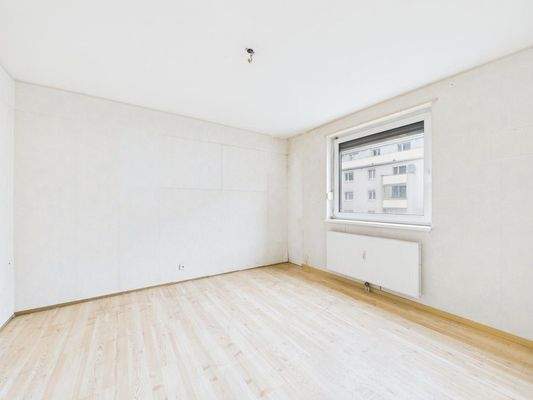 CAM04191G0-PR0072-STILL001