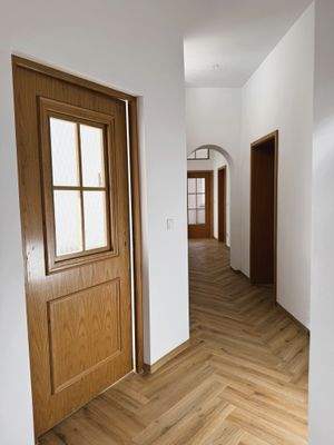 Heller Flur mit Holztüren