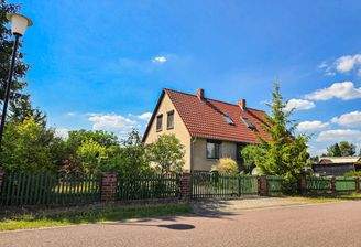 Haus Vorder- und Seitenansicht