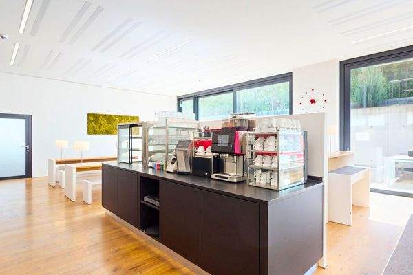 Zubuchbare Fläche: Kaffee-Tee-Station in derKantin