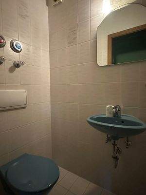 separate Toilette mit Waschbecken