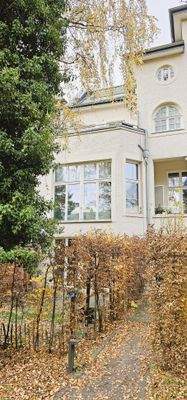 eigene Terrasse und kleiner Garten mit Sichtschutz