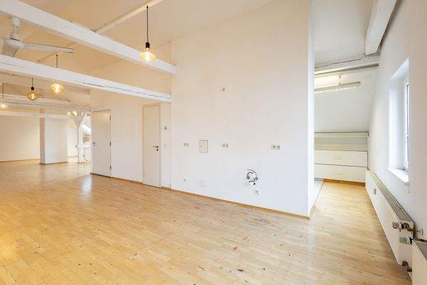 Großzügige Platzverhältnisse für eine Einbauküche und seitlichen Zugang ins Badezimmer