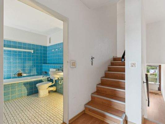Einblick Bad u. Treppenaufgang