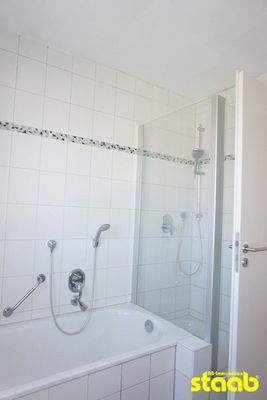 ... mit  Badewanne und Dusche