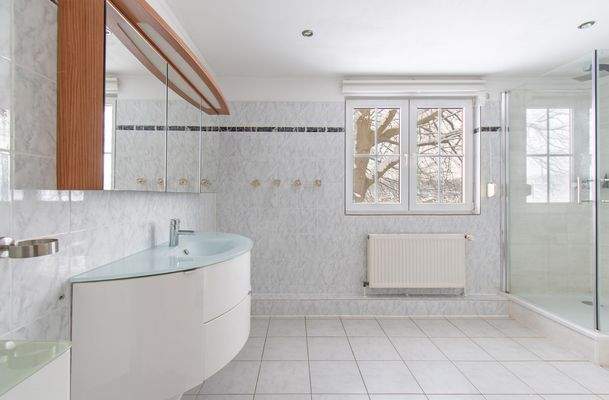 Helles Badezimmer mit Fenster