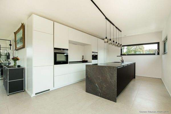 Küche mit Vorratsschrank