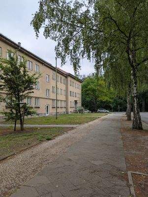 Weg vor dem Gebäude.jpg