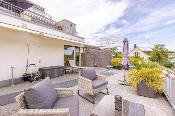 grosse Terrasse (rund 100m2) mit Fernsicht