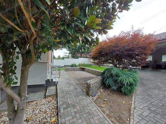 Terrasse und Nebengebäude