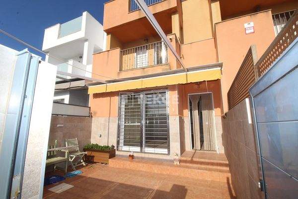Beachside Townhouse with Private Parking in El Mojón Murcia