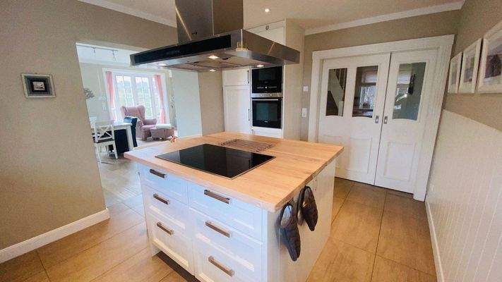 Große Kochinsel in der Mitte