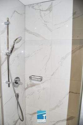 Dusche mit Glasabtrennung