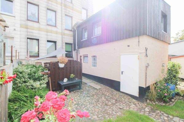 Rückwärtige Ansicht mit Nebengebäude