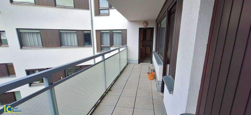 Westseitiger innenhofliegender Balkon