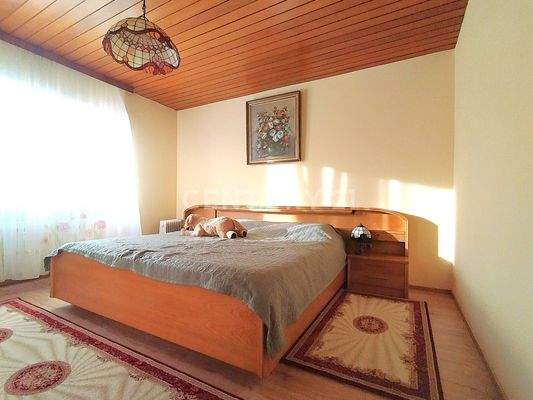 Ein weiteres Schlaf-, Kinder- oder Gästezimmer im OG