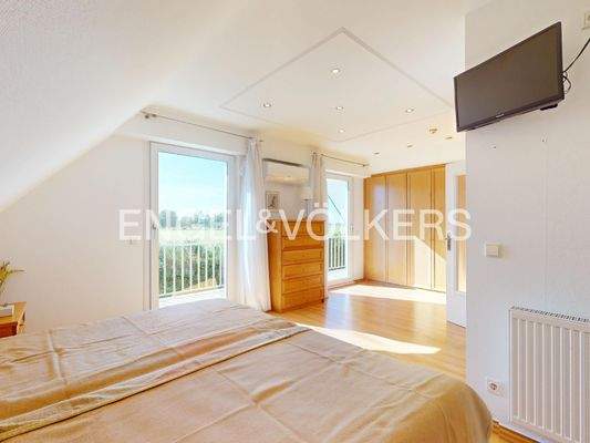 Schlafzimmer mit Zugang zur Loggia