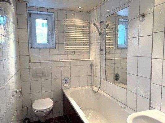 EG/OG: Bad mit Wanne, Waschtisch und WC