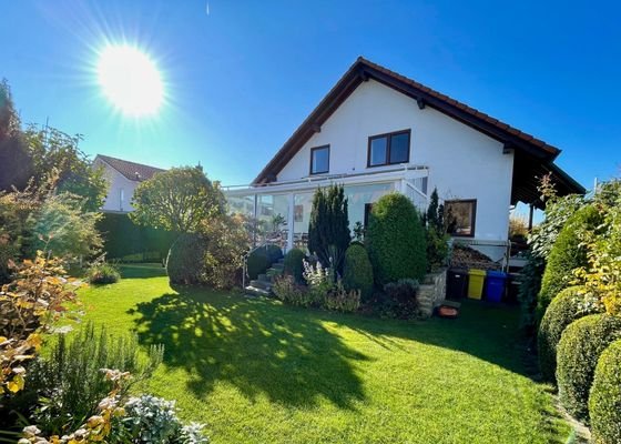 Garten im Herbst mit Aufgang zum Wintergarten