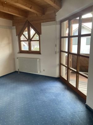 2. Zimmer mit Balkon, 1. OG