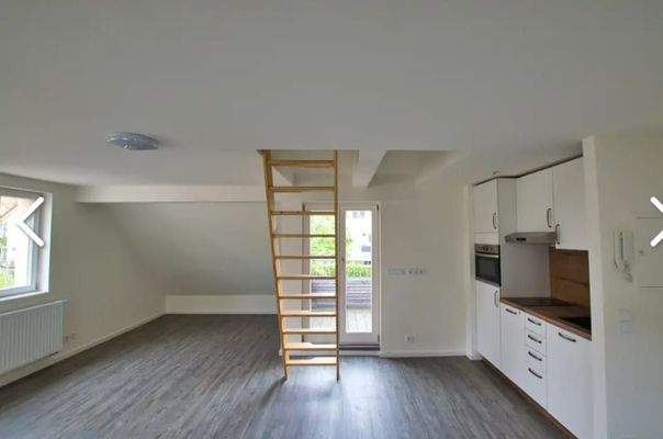 Wohnbereich mit Küchenzeile, Treppe zur Abstellkal