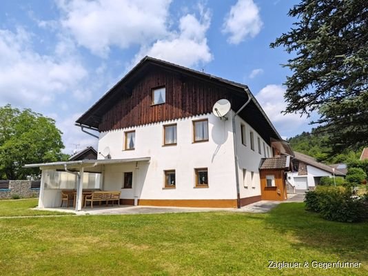 Blick zur größeren Doppelhaushälfte