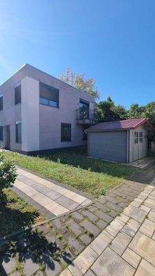 Haus mit Gartenhäuschen