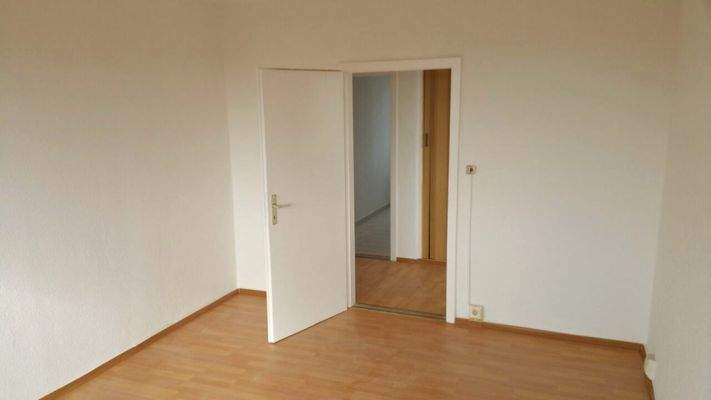 Blick durchs Wohn- und Schlafzimmer