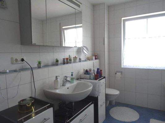 Bad - Waschbecken und WC