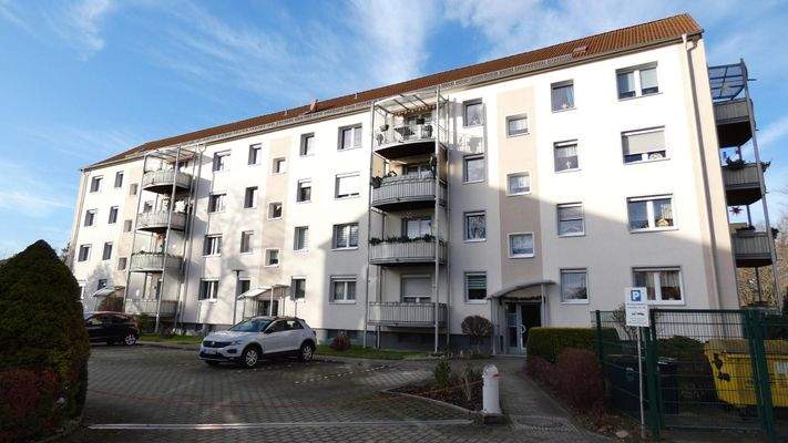 Mit Kette (Funk) abgeschlossener gesicherter Privatparkplatz der Eigentümeranlage