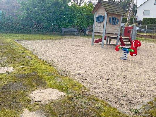 Kleiner Spielplatz "vor der Tür".
