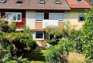 Garten mit Gartentüre.jpeg