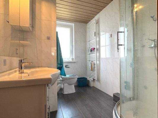 Bad mit ... -3-Zimmer-Whg. im DG