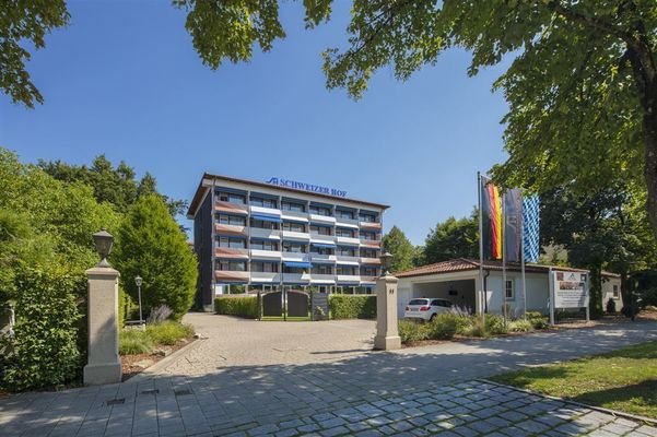 Hotelansicht mit Einfahrt Tiefgarage f. Titel