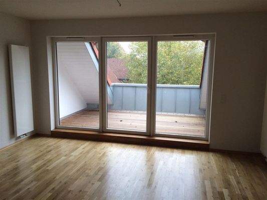 Wohnzimmer mit Blick auf Balkon