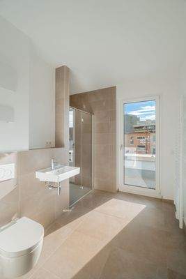 07_weiteres Bad mit Dusche und Tageslicht_Whg28_ZG