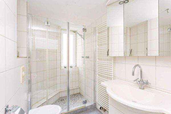 Bad mit Fenster (Bad 2 von 2)