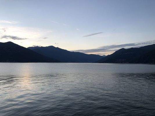 Blick von Luino auf den Lago Maggiore